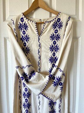 Vintage 1970's Embroidered white kaftan with purple details